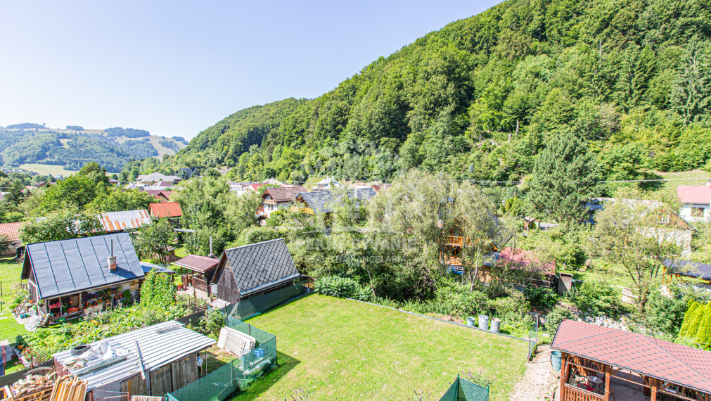 Krásne bývanie - 3i byt s altánkom a veľkou záhradou 318 m2