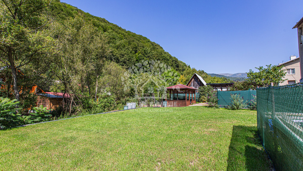 Krásne bývanie - 3i byt s altánkom a veľkou záhradou 318 m2