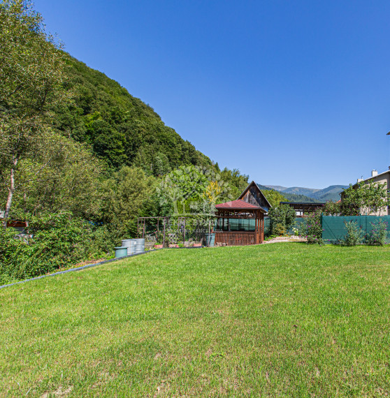 Krásne bývanie - 3i byt s altánkom a veľkou záhradou 318 m2