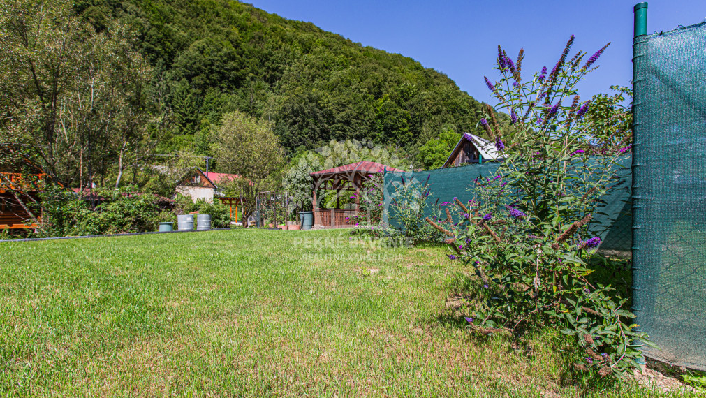 Krásne bývanie - 3i byt s altánkom a veľkou záhradou 318 m2
