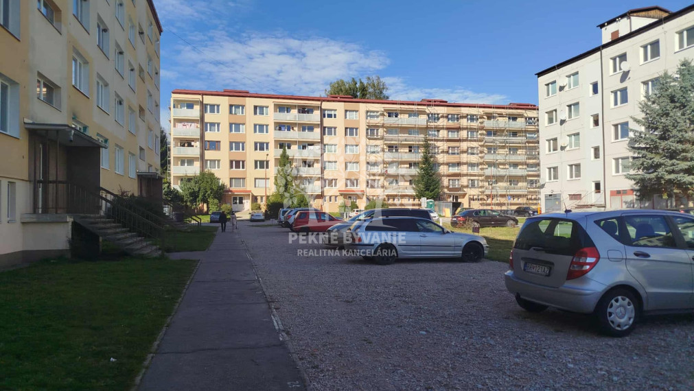 NAJLACNEJŠÍ VEĽKÝ 2 IZBOVÝ BYT, Z KTORÉHO JE MOŽNÉ PO JEDNODUCHEJ ÚPRAVE UROBIŤ 3 IZBOVÝ, AJ AKO INVESTIČNÝ KÚPOU VOĽNÝ