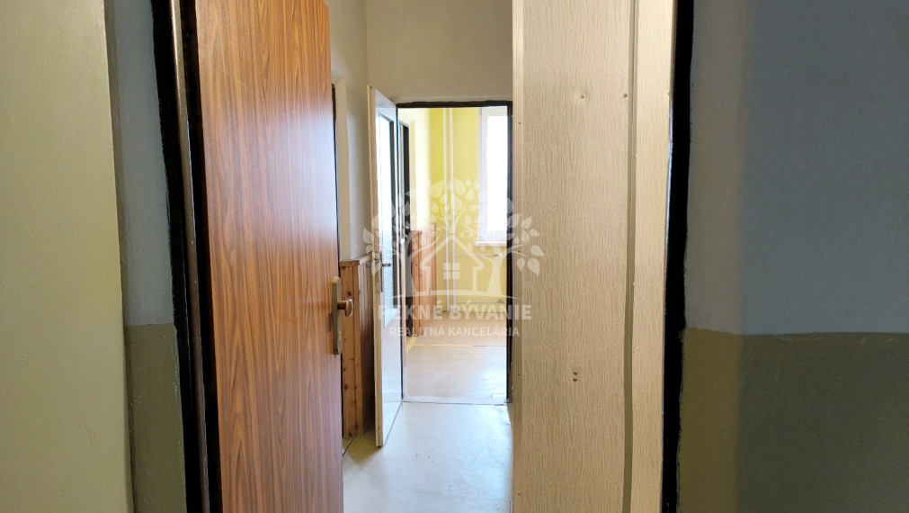 NAJLACNEJŠÍ VEĽKÝ 2 IZBOVÝ BYT, Z KTORÉHO JE MOŽNÉ PO JEDNODUCHEJ ÚPRAVE UROBIŤ 3 IZBOVÝ, AJ AKO INVESTIČNÝ KÚPOU VOĽNÝ