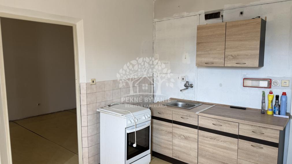Predaj: 1 izbový byt v centre Brezna, pôvodný stav, s balkónom