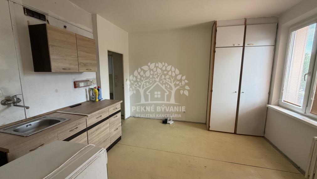 Predaj: 1 izbový byt v centre Brezna, pôvodný stav, s balkónom
