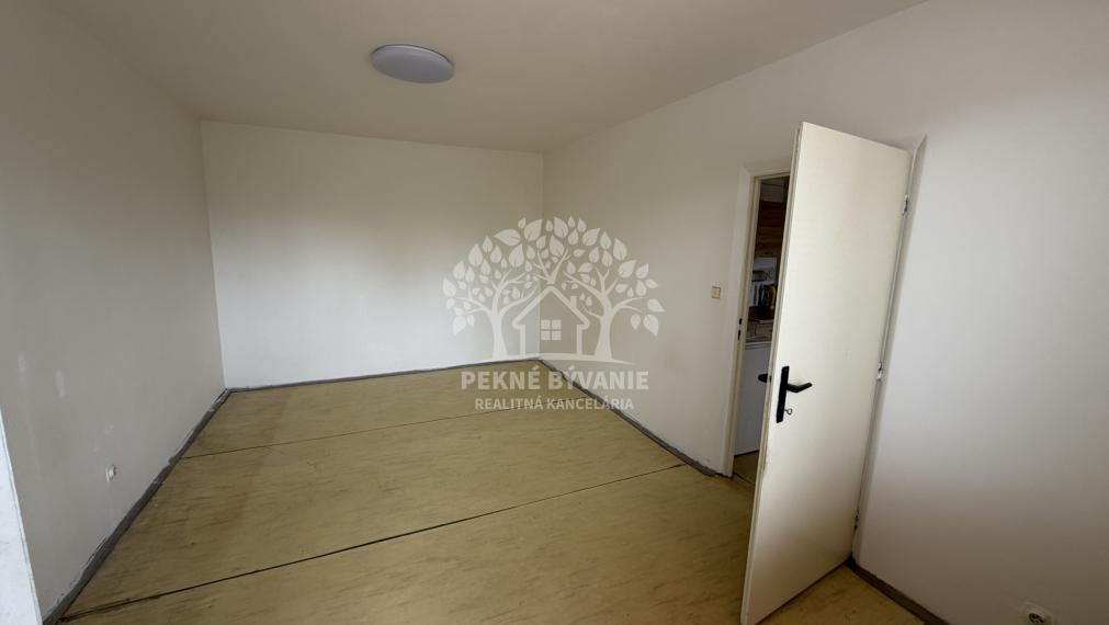 Predaj: 1 izbový byt v centre Brezna, pôvodný stav, s balkónom