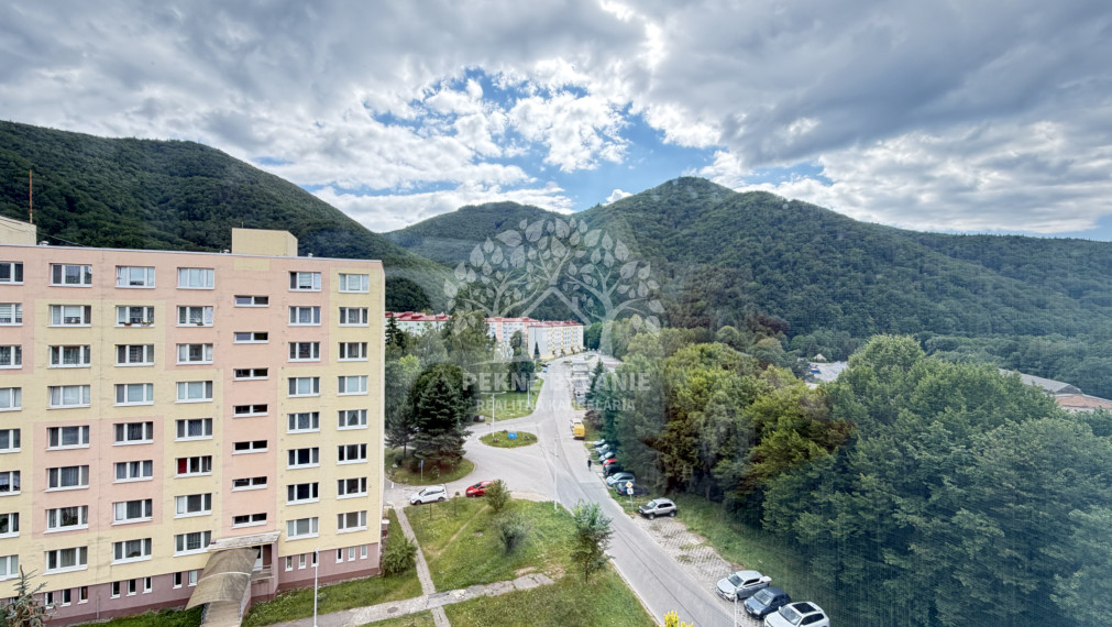 SVETLÝ A VZDUŠNÝ 4 IZBOVÝ BYT VO VYHĽADÁVANEJ TICHEJ LOKALITE S KRÁSNYMI VÝHĽADMI 30 MINÚT DO BB BEZ NUTNEJ INVESTÍCIE PODBREZOVÁ-ŠTIAVNIČKA