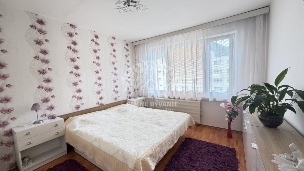 SVETLÝ A VZDUŠNÝ 4 IZBOVÝ BYT VO VYHĽADÁVANEJ TICHEJ LOKALITE S KRÁSNYMI VÝHĽADMI 30 MINÚT DO BB BEZ NUTNEJ INVESTÍCIE PODBREZOVÁ-ŠTIAVNIČKA