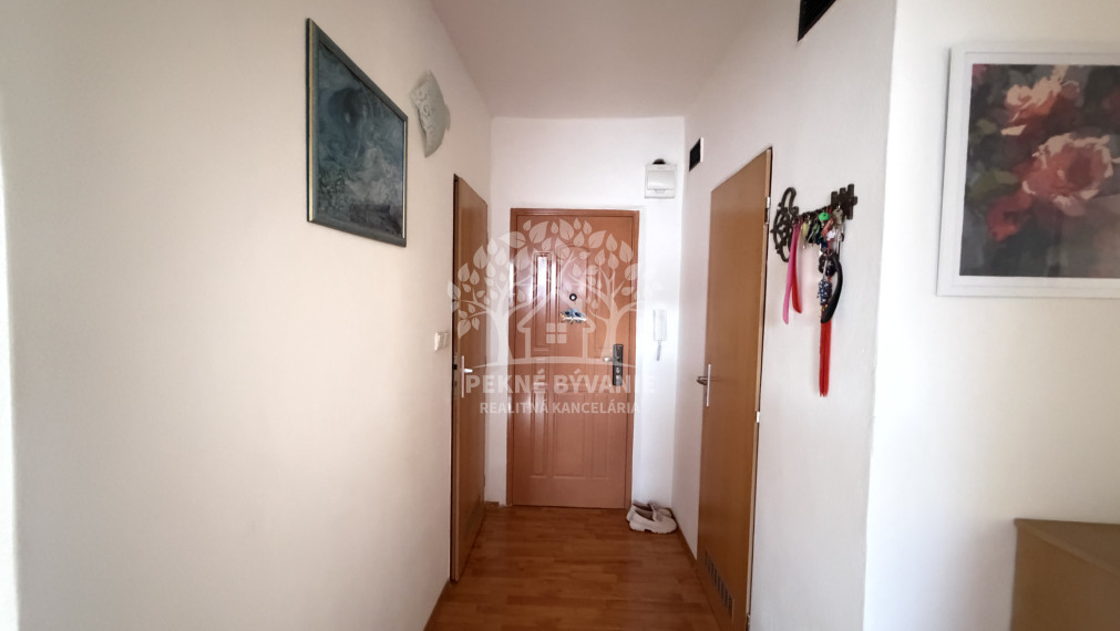 SVETLÝ A VZDUŠNÝ 4 IZBOVÝ BYT VO VYHĽADÁVANEJ TICHEJ LOKALITE S KRÁSNYMI VÝHĽADMI 30 MINÚT DO BB BEZ NUTNEJ INVESTÍCIE PODBREZOVÁ-ŠTIAVNIČKA