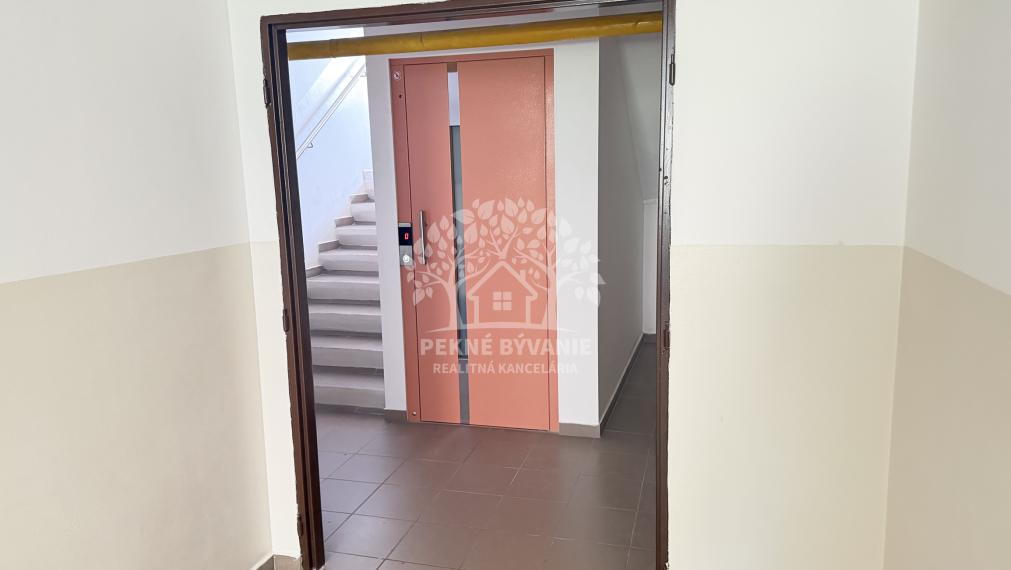 SVETLÝ A VZDUŠNÝ 4 IZBOVÝ BYT VO VYHĽADÁVANEJ TICHEJ LOKALITE S KRÁSNYMI VÝHĽADMI 30 MINÚT DO BB BEZ NUTNEJ INVESTÍCIE PODBREZOVÁ-ŠTIAVNIČKA