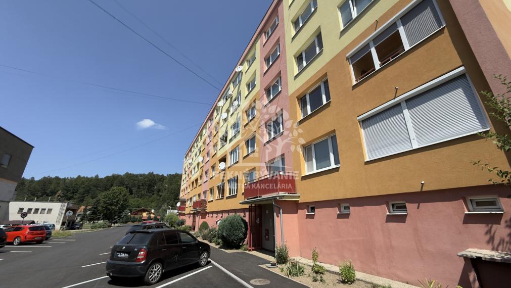 =NA PREDAJ= Slnečný 2-izbový byt s výťahom v Hriňovej–56 m²