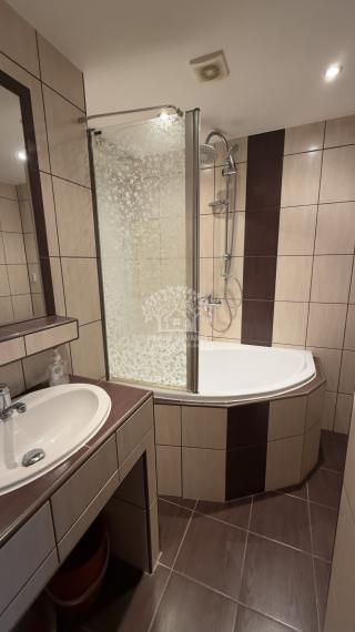 =NA PREDAJ= Slnečný 2-izbový byt s výťahom v Hriňovej–56 m²