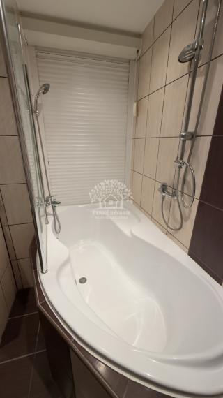 =NA PREDAJ= Slnečný 2-izbový byt s výťahom v Hriňovej–56 m²