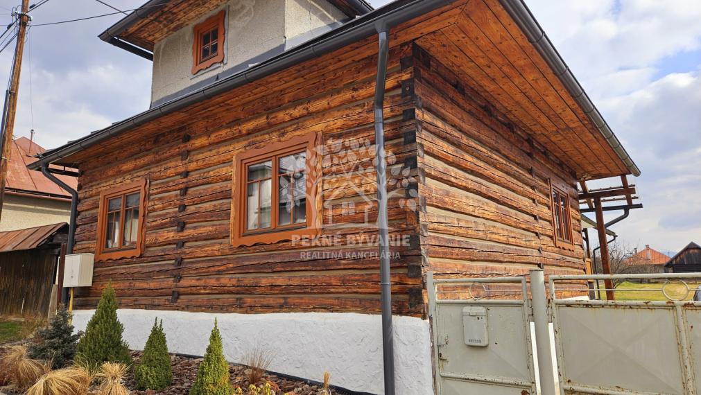Zrekonštruovaná chalupa Horehronie, výhľad na Kráľovu hoľu