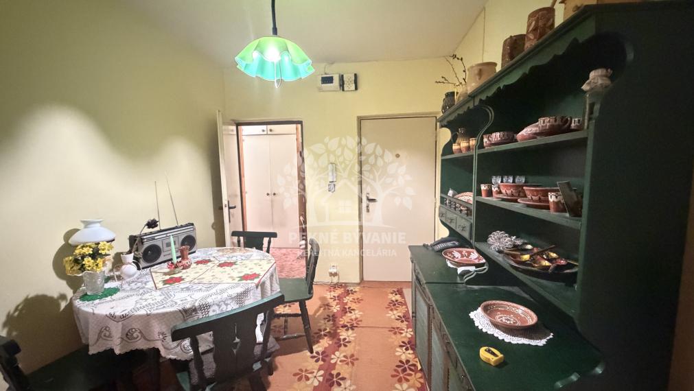 VEĽKÝ PRESVETLENÝ 2,5 IZBOVÝ BYT 64,62 M2 IDEÁLNE 5.POSCHODIE TOP LOKALITA DR.CLEMENTISA BREZNO