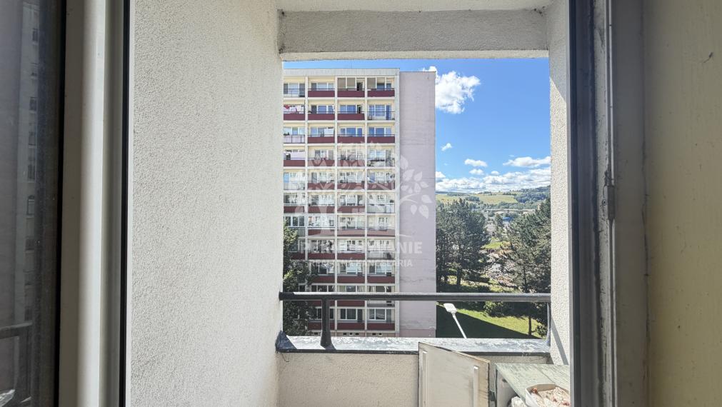 VEĽKÝ PRESVETLENÝ 2,5 IZBOVÝ BYT 64,62 M2 IDEÁLNE 5.POSCHODIE TOP LOKALITA DR.CLEMENTISA BREZNO