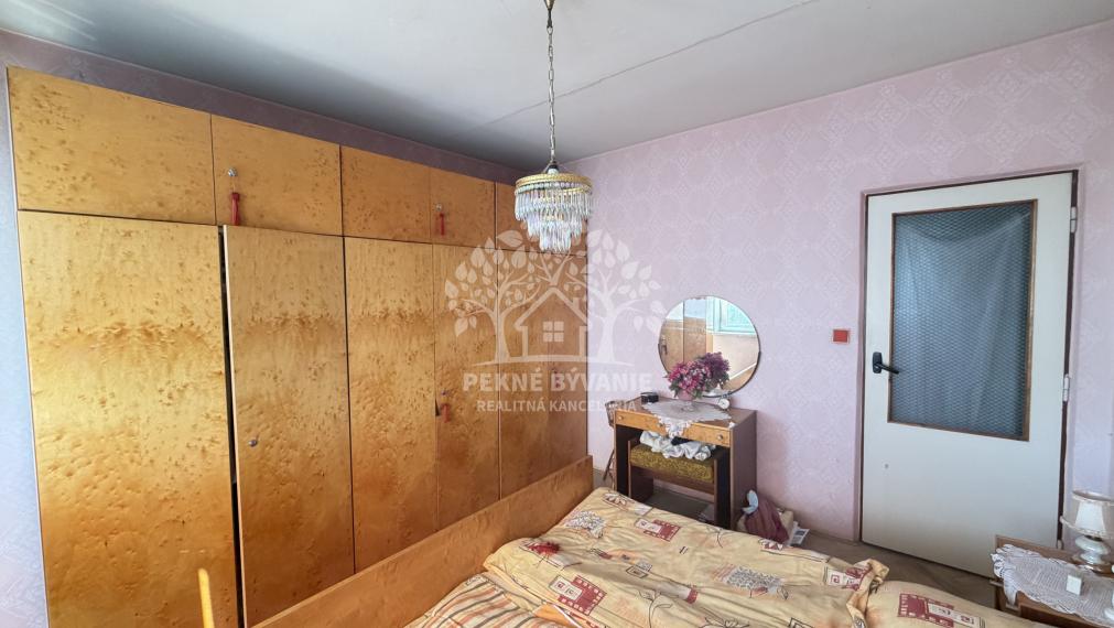 VEĽKÝ PRESVETLENÝ 2,5 IZBOVÝ BYT 64,62 M2 IDEÁLNE 5.POSCHODIE TOP LOKALITA DR.CLEMENTISA BREZNO