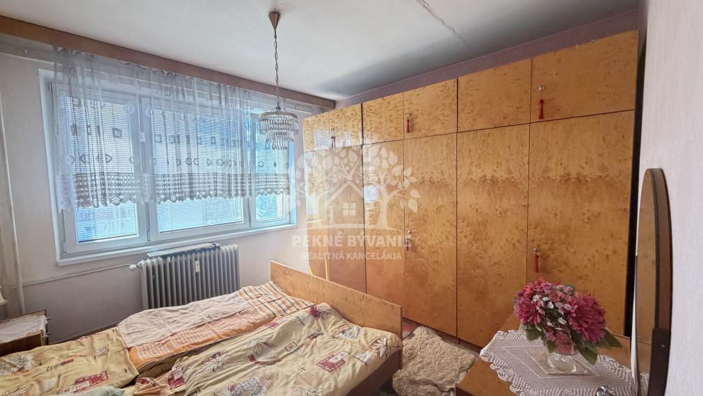 VEĽKÝ PRESVETLENÝ 2,5 IZBOVÝ BYT 64,62 M2 IDEÁLNE 5.POSCHODIE TOP LOKALITA DR.CLEMENTISA BREZNO