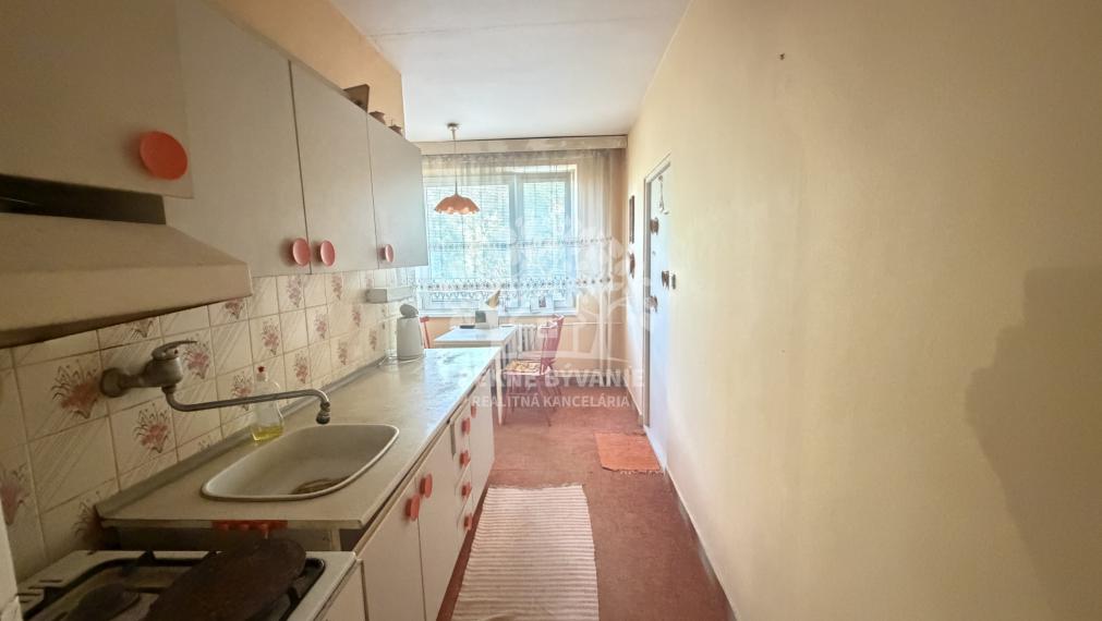 VEĽKÝ PRESVETLENÝ 2,5 IZBOVÝ BYT 64,62 M2 IDEÁLNE 5.POSCHODIE TOP LOKALITA DR.CLEMENTISA BREZNO