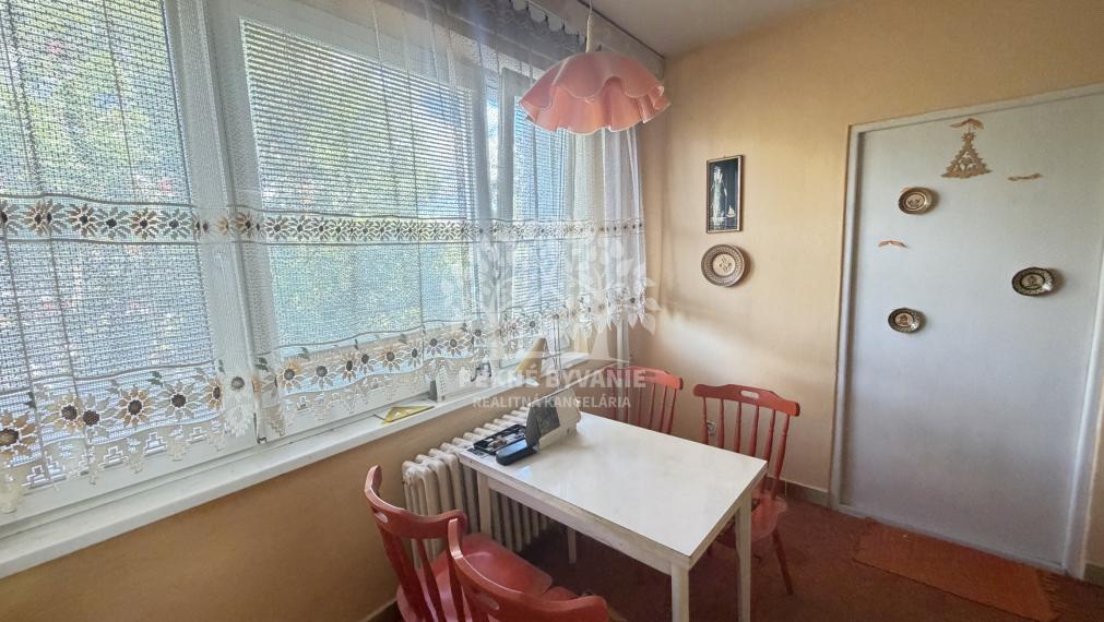VEĽKÝ PRESVETLENÝ 2,5 IZBOVÝ BYT 64,62 M2 IDEÁLNE 5.POSCHODIE TOP LOKALITA DR.CLEMENTISA BREZNO