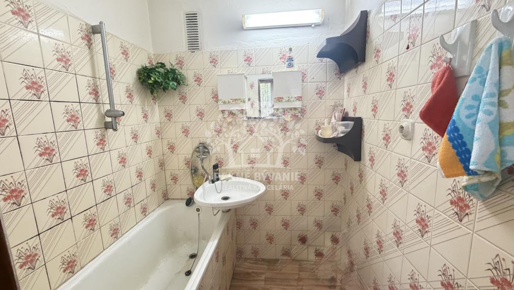 VEĽKÝ PRESVETLENÝ 2,5 IZBOVÝ BYT 64,62 M2 IDEÁLNE 5.POSCHODIE TOP LOKALITA DR.CLEMENTISA BREZNO