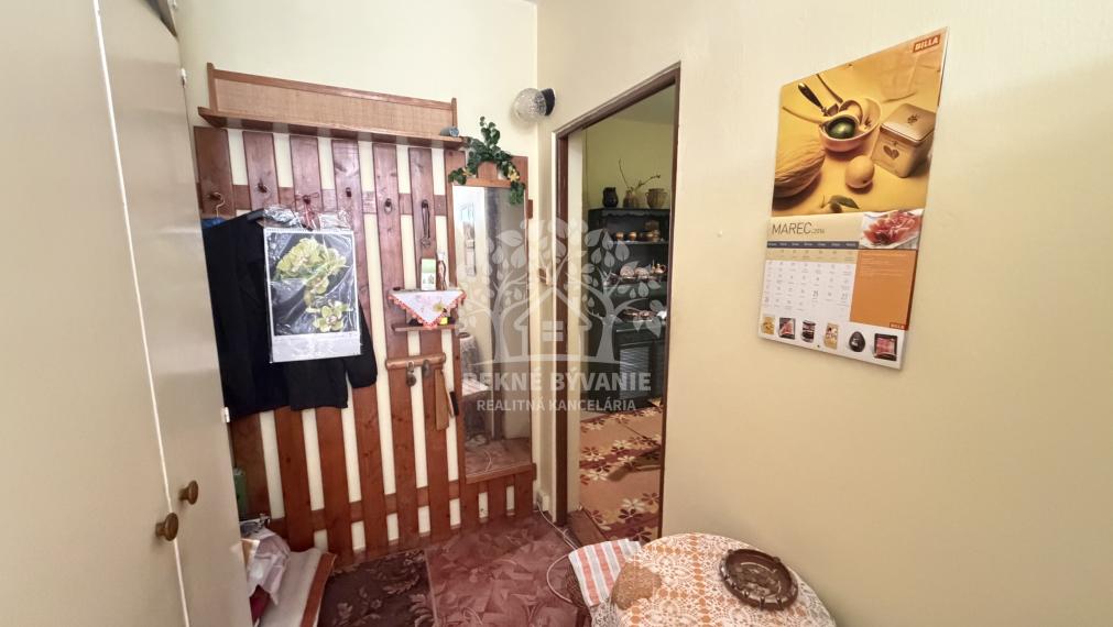 VEĽKÝ PRESVETLENÝ 2,5 IZBOVÝ BYT 64,62 M2 IDEÁLNE 5.POSCHODIE TOP LOKALITA DR.CLEMENTISA BREZNO