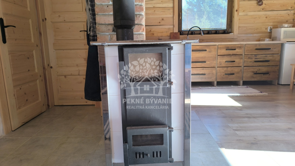 ATRAKTÍVNEJŠIA CENA! NOVUČIČKÁ VOŇAVÁ REKREAČNÁ CHATA - DREVENICA V TICHEJ SLEPEJ ULICI HOREHRONIE ZÁVADKA N/HRONOM