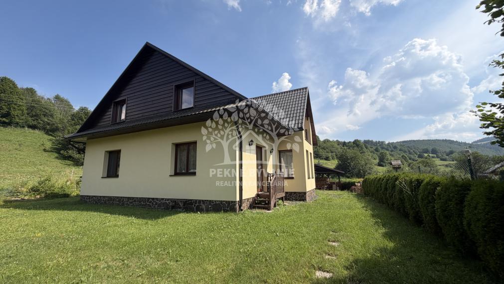 AKTUALIZÁCIA CENY!! POLOSAMOTA-MAXIMÁLNE SÚKROMIE POKOJ KĽUD RODINNÝ DOM S VÝHĽADOM NA ĎUMBIER A LYŽIARSKY VLEK V MÝTE POD ĎUMBIEROM