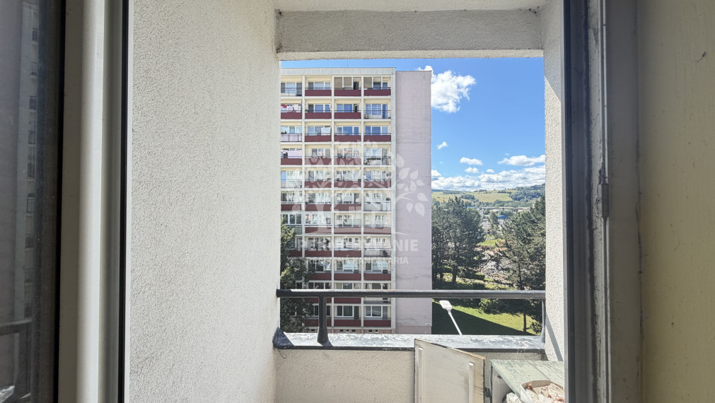 VÝRAZNÉ ZNÍŽENIE CENY!! VEĽKÝ PRESVETLENÝ 2,5 IZBOVÝ BYT 64,62 M2 IDEÁLNE 5.POSCHODIE TOP LOKALITA DR.CLEMENTISA BREZNO