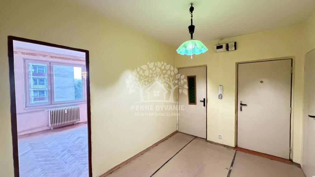 AKTULIZÁCIA CENY! VEĽKÝ PRESVETLENÝ 2,5 IZBOVÝ BYT 64,62 M2 IDEÁLNE 5.POSCHODIE TOP LOKALITA DR.CLEMENTISA BREZNO