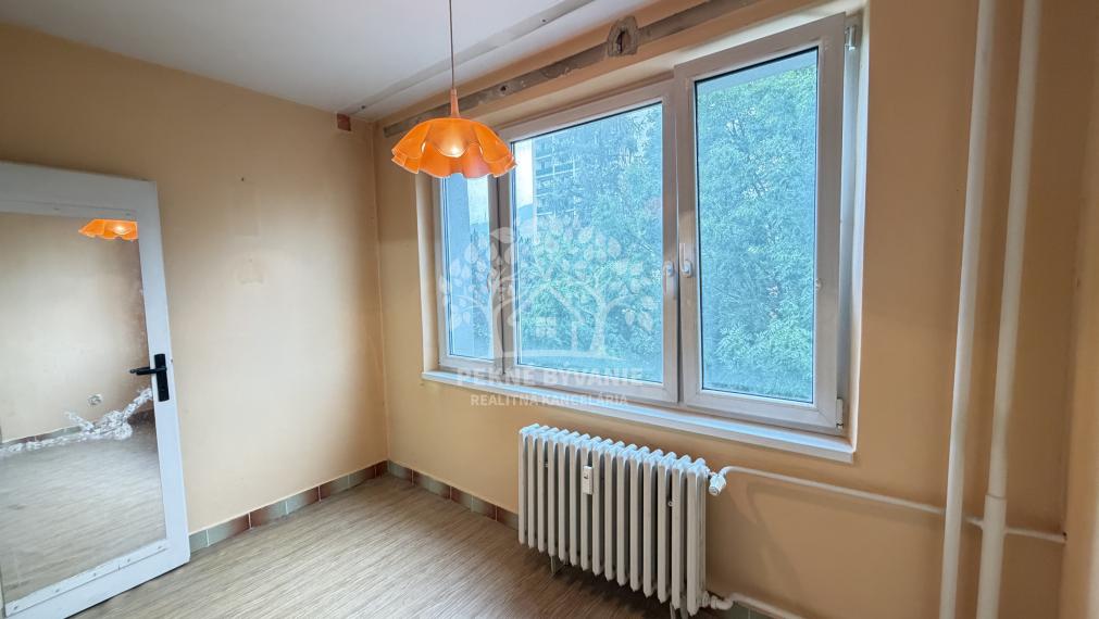 AKTULIZÁCIA CENY! VEĽKÝ PRESVETLENÝ 2,5 IZBOVÝ BYT 64,62 M2 IDEÁLNE 5.POSCHODIE TOP LOKALITA DR.CLEMENTISA BREZNO