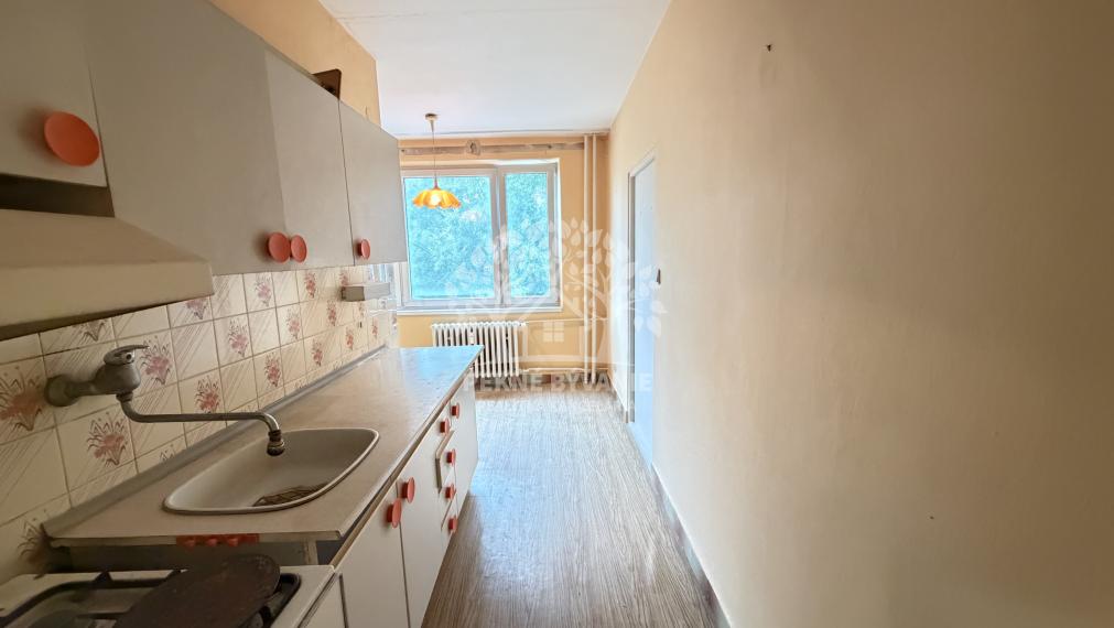 AKTULIZÁCIA CENY! VEĽKÝ PRESVETLENÝ 2,5 IZBOVÝ BYT 64,62 M2 IDEÁLNE 5.POSCHODIE TOP LOKALITA DR.CLEMENTISA BREZNO