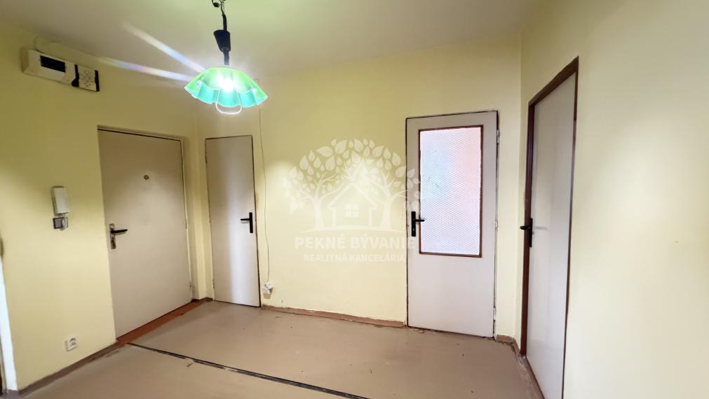 AKTULIZÁCIA CENY! VEĽKÝ PRESVETLENÝ 2,5 IZBOVÝ BYT 64,62 M2 IDEÁLNE 5.POSCHODIE TOP LOKALITA DR.CLEMENTISA BREZNO