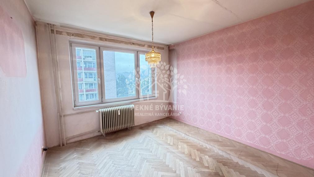 AKTULIZÁCIA CENY! VEĽKÝ PRESVETLENÝ 2,5 IZBOVÝ BYT 64,62 M2 IDEÁLNE 5.POSCHODIE TOP LOKALITA DR.CLEMENTISA BREZNO