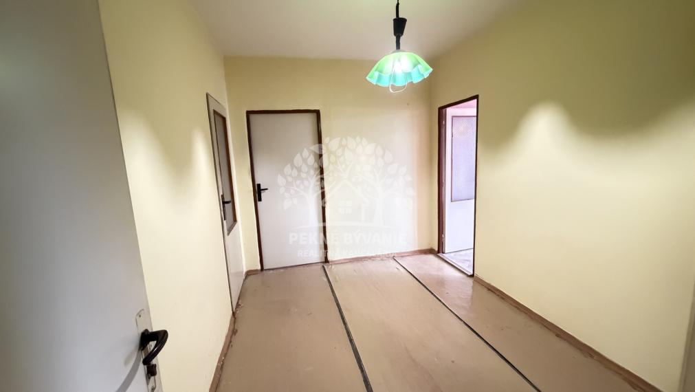 AKTULIZÁCIA CENY! VEĽKÝ PRESVETLENÝ 2,5 IZBOVÝ BYT 64,62 M2 IDEÁLNE 5.POSCHODIE TOP LOKALITA DR.CLEMENTISA BREZNO