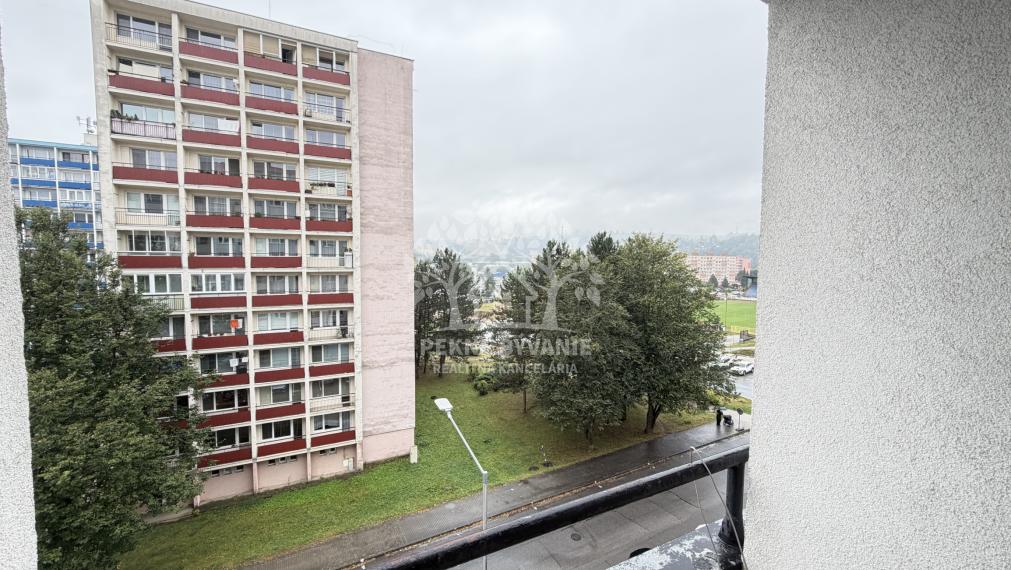 AKTULIZÁCIA CENY! VEĽKÝ PRESVETLENÝ 2,5 IZBOVÝ BYT 64,62 M2 IDEÁLNE 5.POSCHODIE TOP LOKALITA DR.CLEMENTISA BREZNO