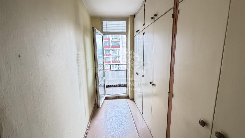 AKTULIZÁCIA CENY! VEĽKÝ PRESVETLENÝ 2,5 IZBOVÝ BYT 64,62 M2 IDEÁLNE 5.POSCHODIE TOP LOKALITA DR.CLEMENTISA BREZNO