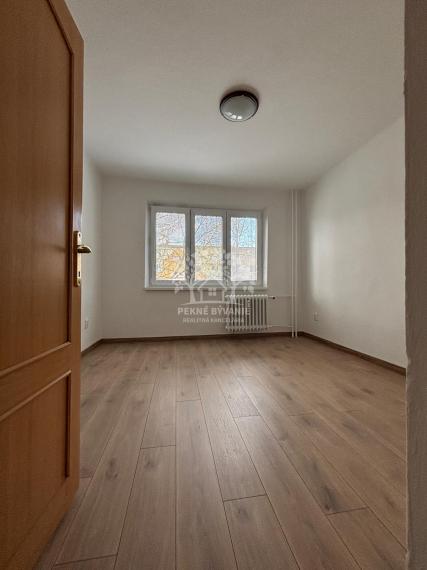 Na prenájom 3izbový zrekonštruovaný byt s balkónom v Brezne
