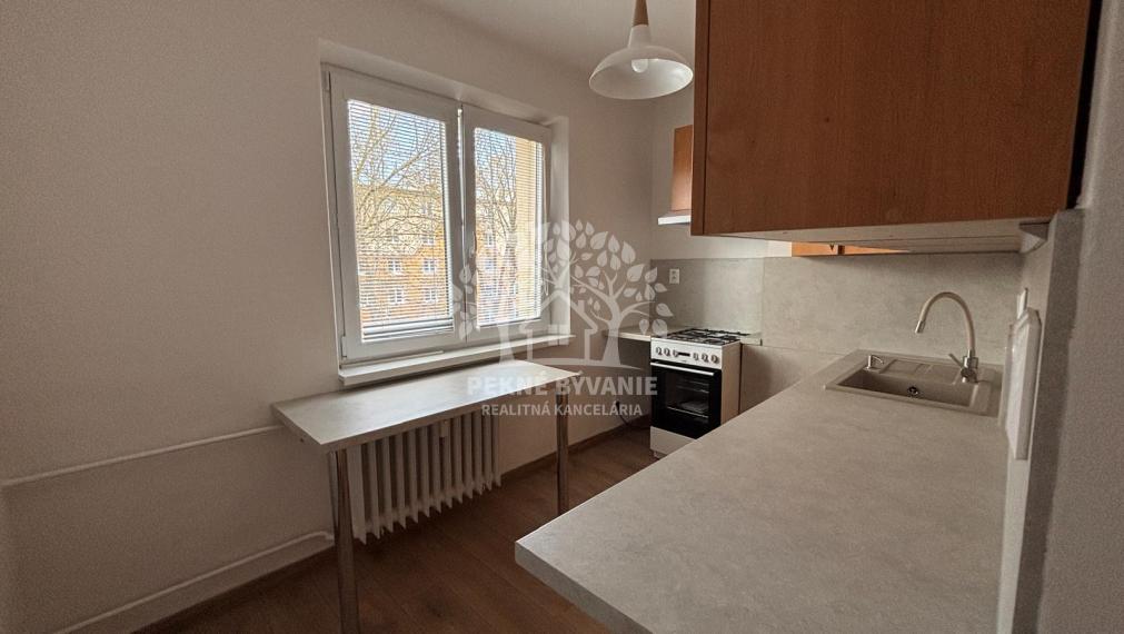 Na prenájom 3izbový zrekonštruovaný byt s balkónom v Brezne
