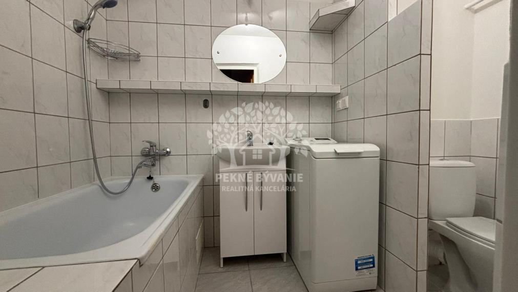 Na prenájom 3izbový zrekonštruovaný byt s balkónom v Brezne