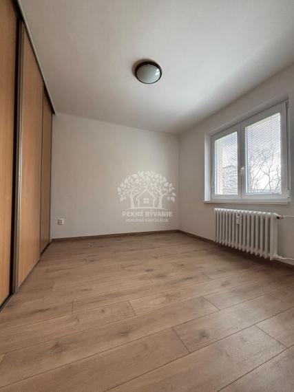 Na prenájom 3izbový zrekonštruovaný byt s balkónom v Brezne