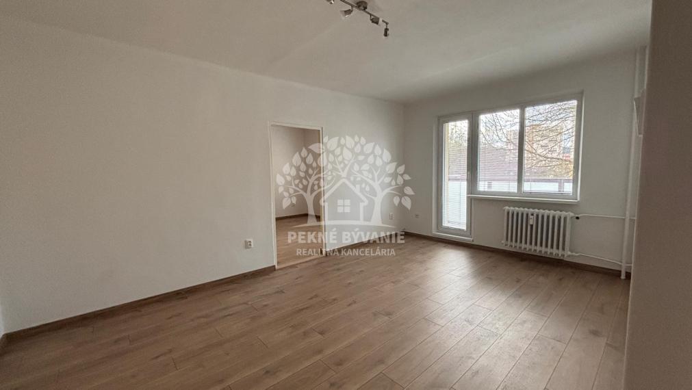Na prenájom 3izbový zrekonštruovaný byt s balkónom v Brezne