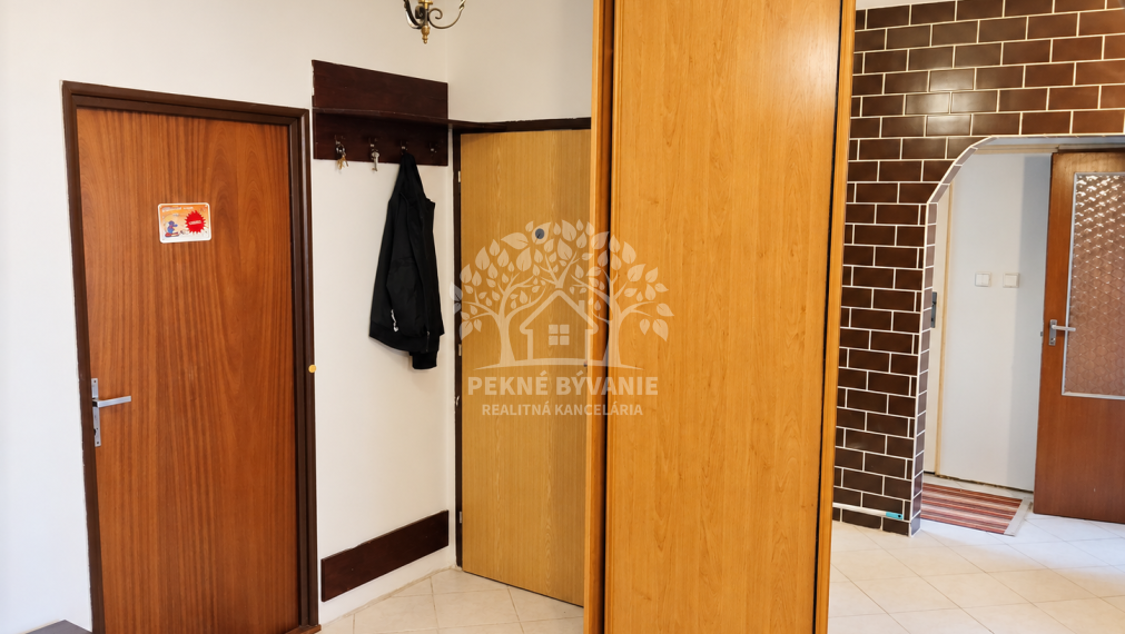 SLNEČNÝ 3-IZBOVÝ BYT S LOGGIOU | BREZNO  70 m²