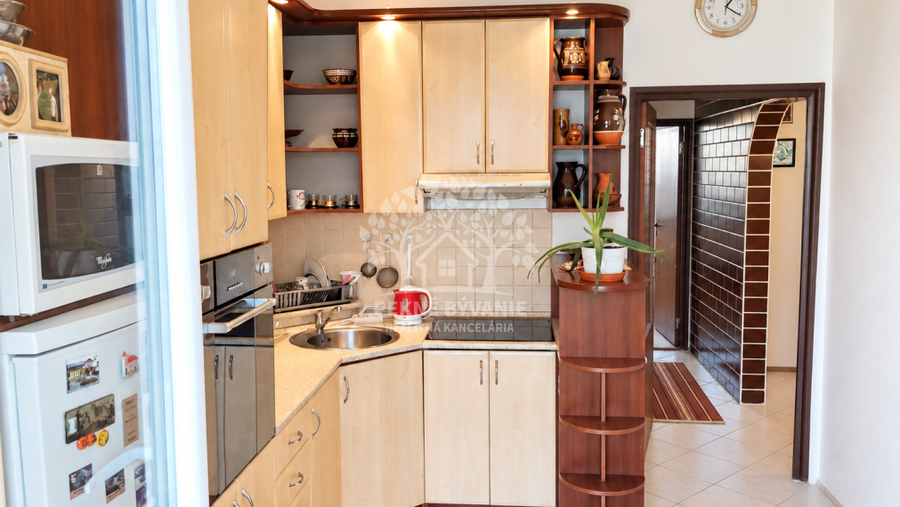 SLNEČNÝ 3-IZBOVÝ BYT S LOGGIOU | BREZNO  70 m²