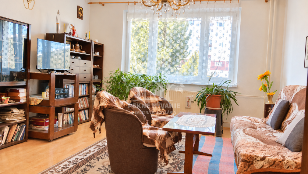 SLNEČNÝ 3-IZBOVÝ BYT S LOGGIOU | BREZNO  70 m²