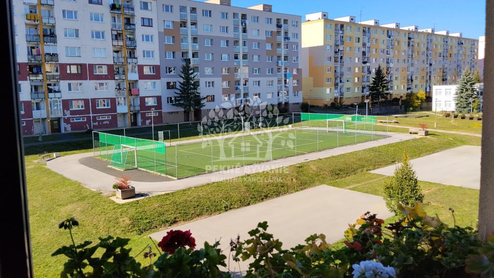 SLNEČNÝ 3-IZBOVÝ BYT S LOGGIOU | BREZNO  70 m²