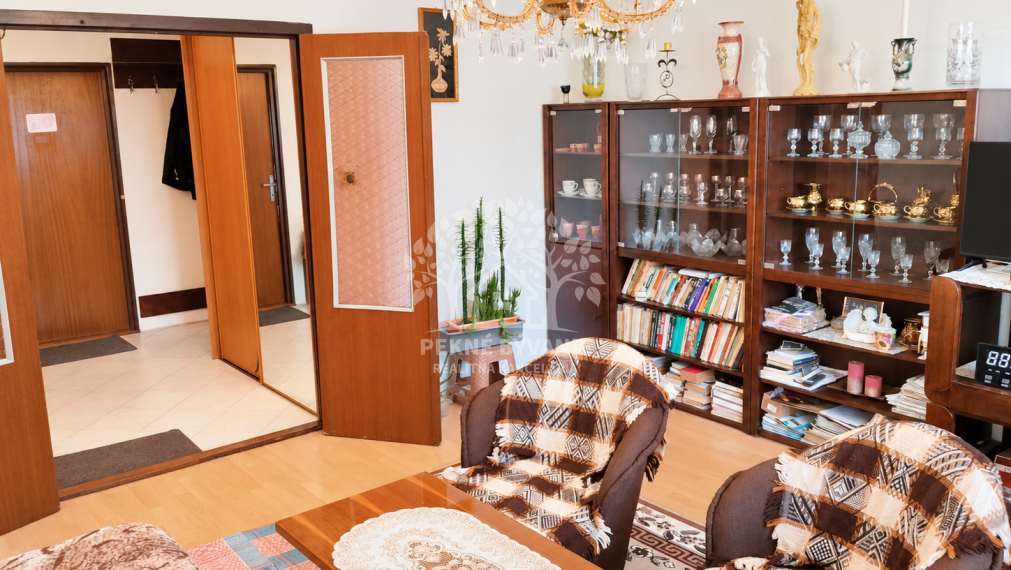SLNEČNÝ 3-IZBOVÝ BYT S LOGGIOU | BREZNO  70 m²