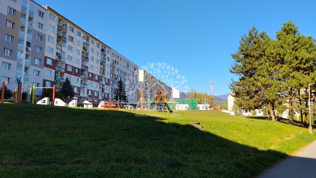 SLNEČNÝ 3-IZBOVÝ BYT S LOGGIOU | BREZNO  70 m²