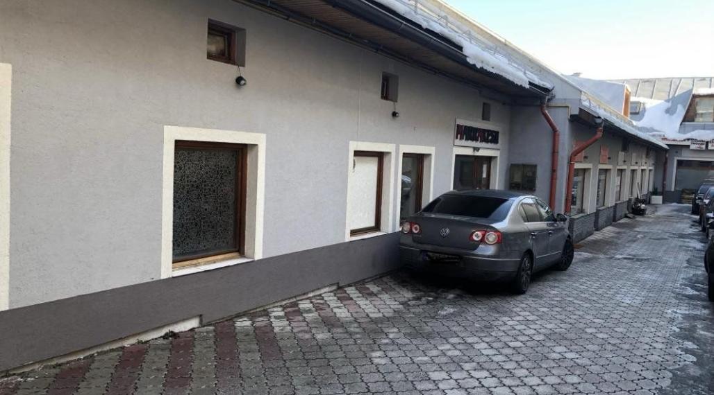 V priamom centre Brezna ponúkame na predaj polyfukčnú budovu