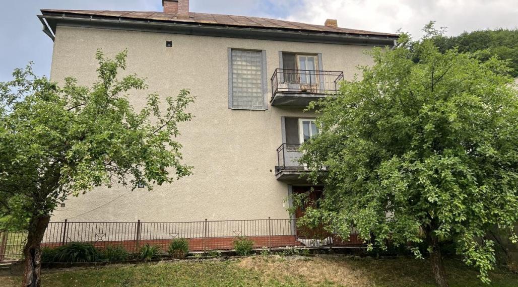 ZNÍŽENÁ CENA: Na predaj veľký dvojgeneračný rodinný dom v obci Hiadeľ