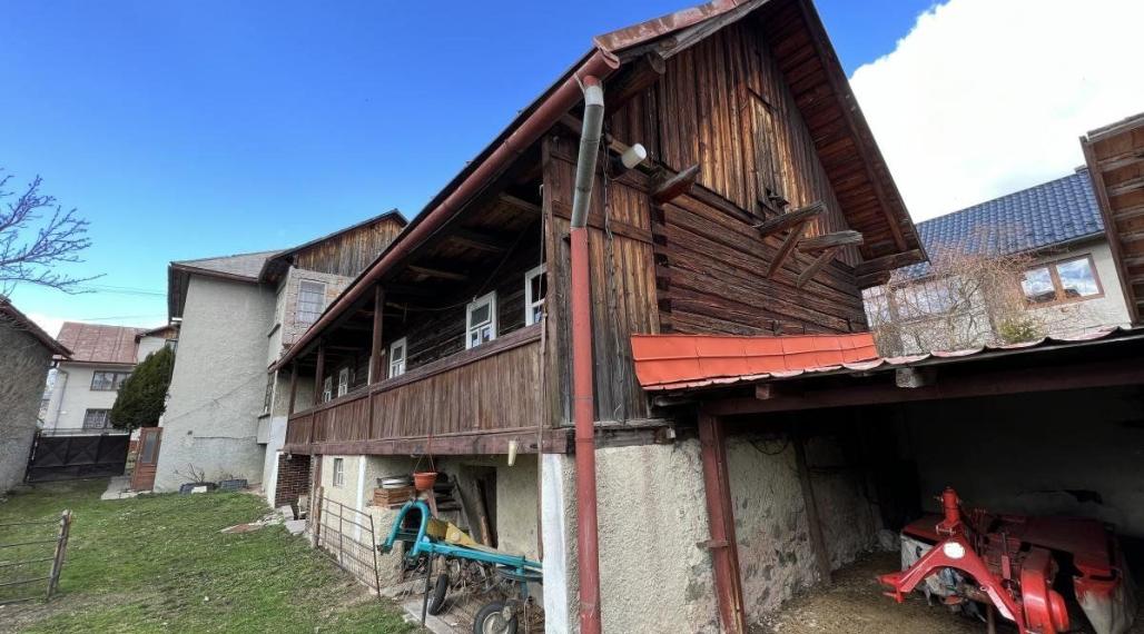ZNÍŽENÁ SUMA: RODINNÝ DOMA S DREVENIČKOU NA JEDNOM POZEMKU V PÔVODNOM STAVE, POHORELÁ